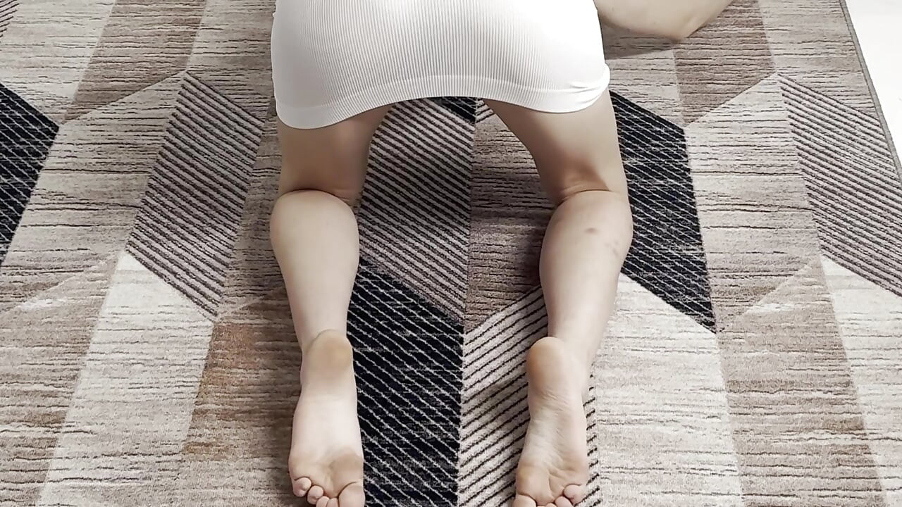 Teşhirli külot yoga gösterisi kısa elbise