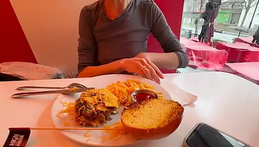 Tamamen dolgun üst giyen bir restoranda öğle yemeği yiyorum pirsingli meme uçlarımı ve seksi göğüslerimi teşhir ediyor