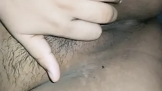 Sevimli kız kanepede pembe amcığını parmaklıyor