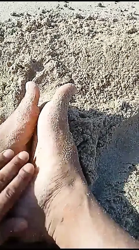 Çıplaklar plajında azgın ayaklarımı gösteriyor