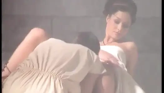 Bu kızlar aniden çifte penetrasyondan önce her birinin yarağının tadını çıkarıyor