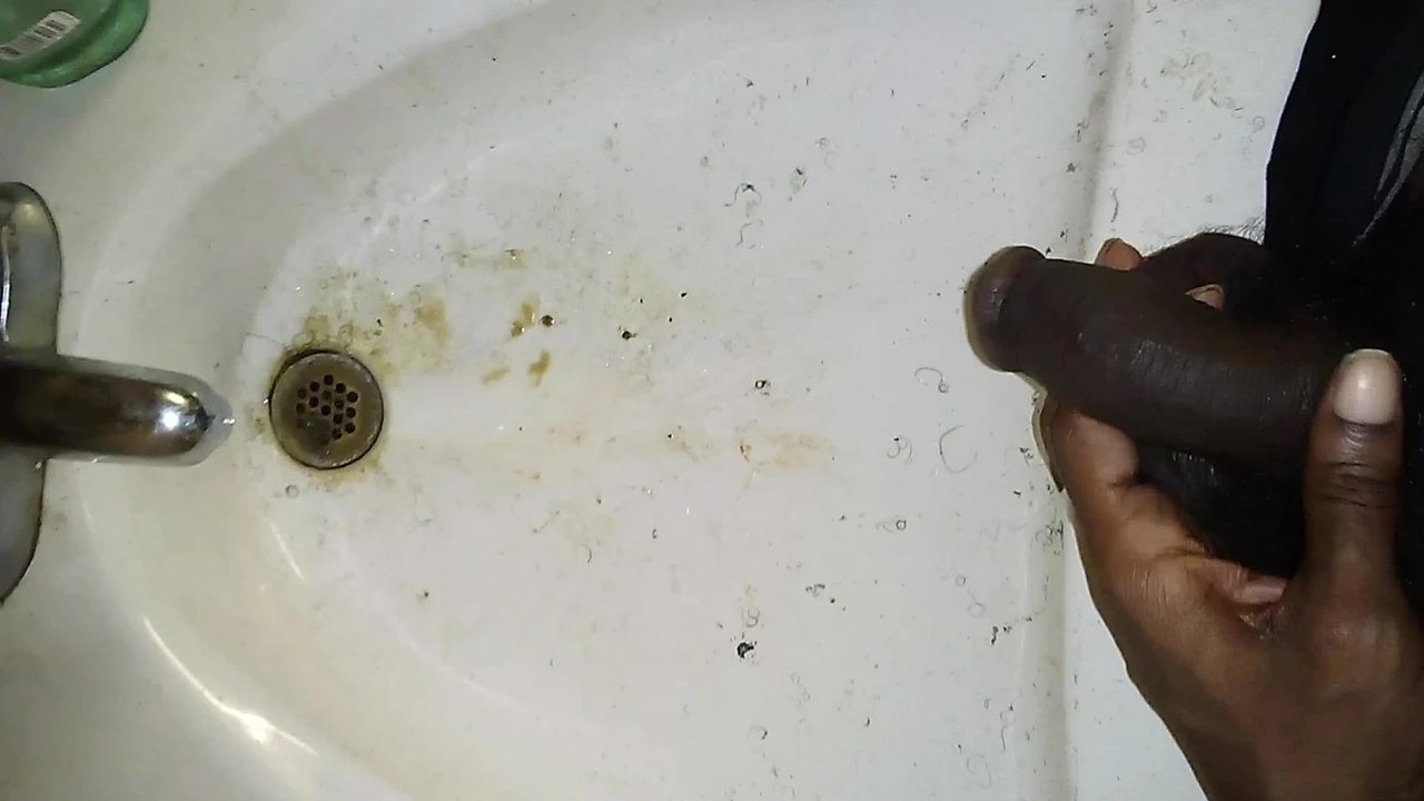 Büyük zenci yarağı kirli tuzak ev lavabosunda işiyor kirli bando lavabo