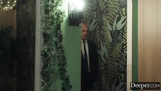 Vixenplus itaatkar Emma bağlanıyor ve götten sikiliyor