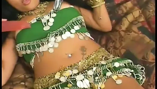 Azgın hilekar ve arkadaşı Hintli ateşli gunti ile kamasutra dersleri alıyor