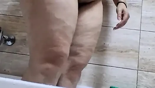 Büyük götlü evli kadın duş alıyor