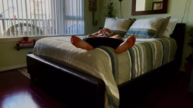 Çorabımın içinde mastürbasyon yapıyorum ve bu harika