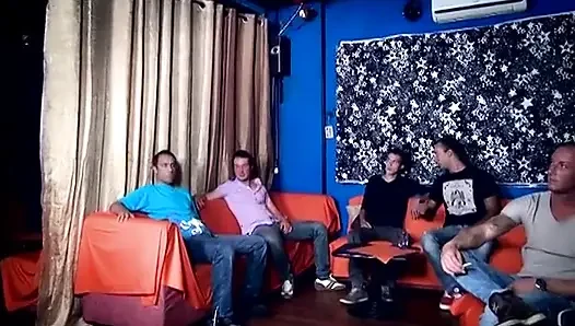 Azgın sarışın hatun grup seks yapıyor