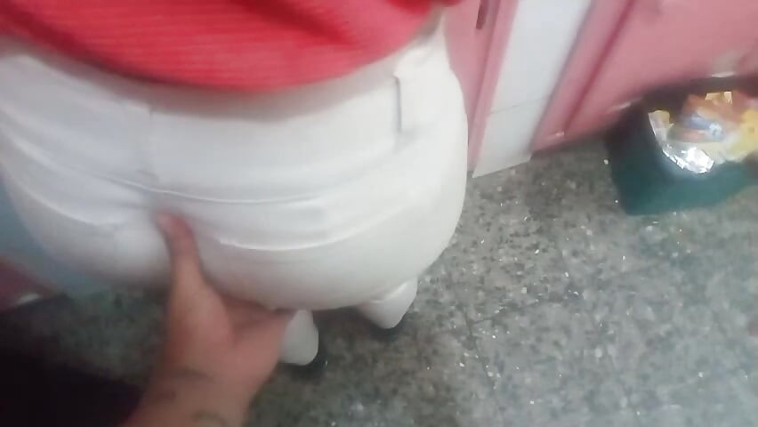 Üvey annem yemek yapmayı bitiriyordu ve bana karşı koyamadı ve onu odama götürdüm.