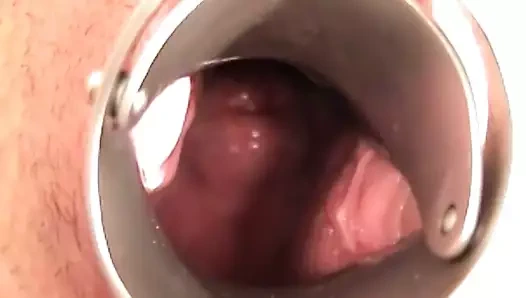 Esmer güzellik ona kedi bağlı pompa ve onu emdi