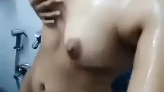 banyo yapıyorum. sulu göğüslerimi emebilir misin?