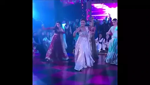 Bir düğünde dans eden desi paki kızları