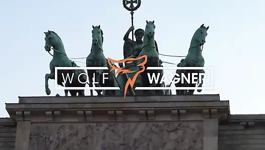 Ateşli Alman orta yaşlı seksi kadın harleen van hynten modern zamanların tarzan'ın büyük sahte göğüslerine boşalmasına izin veriyor! Wolf Wagner