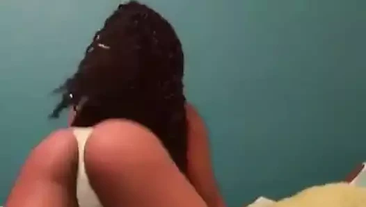 Lola b o kıçı sallayarak (1)