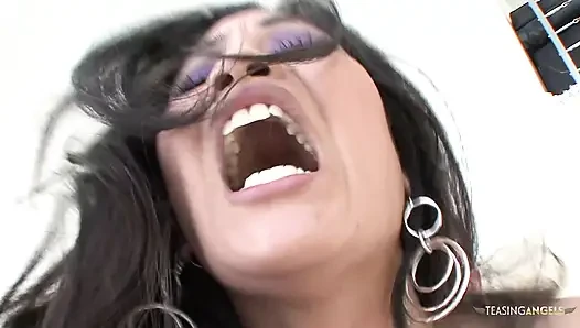 Jessica bangkok erkek bir birey tarafından bedensel bir zevk almadan önce cinsel bir nesnenin kullanımına başladı