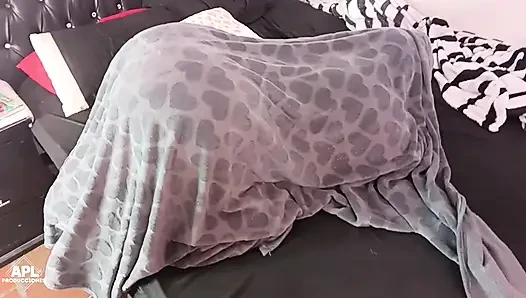 Üvey annem bana odasında beni beklediğini, onu bulmam gerektiğini söylüyor çünkü bana bir sürprizi var