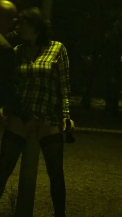 Sapık çift halka açık bir parkta birlikte mastürbasyon yapıyor | Klip 2