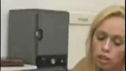 Bir başlıksız sürtük bir yatak odasında yakışıklı bir adam tarafından çuvalladı