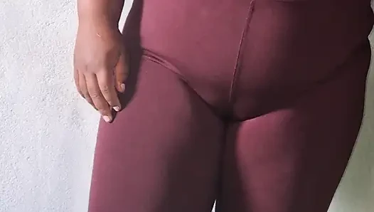 Arkadaşımın ateşli annesi spor salonuna gitmek için tayt giyiyor