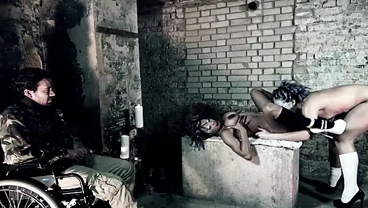 Zenci orta yaşlı seksi kadın ve Fransız erkek arkadaşı mastürbasyon yaparken eğleniyor