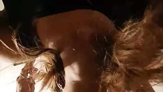 Elle fait une gorge profonde au voisin