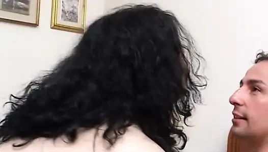 Büyük kadın file çoraplarıyla sikişiyor