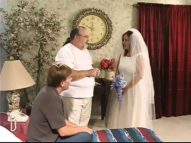 Acaba de se casar com a menina curvilínea Bloom escorregou entre os lençóis para seu amante após a cerimônia de casamento com aquele mais solto