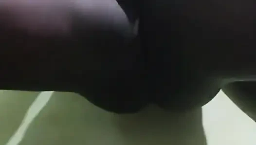 Zenci adam titreyerek orgazm olana kadar mastürbasyon yapıyor