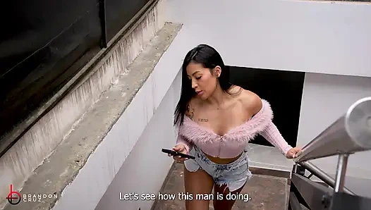 Bir inşaat işçisi terasta büyük penisini büyük memeli patronuna sokuyor - Brandon Cruz ve Mariana Martix