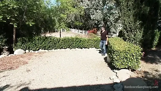 Suç ödüyor! Kötü kız kedi fantezisi sikiliyor