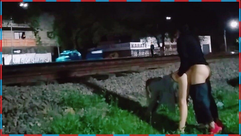 Halkın içinde seks polis bizi damlayan spermleri yakalıyor ve röntgenciler bizi sokakta sikişirken izliyor