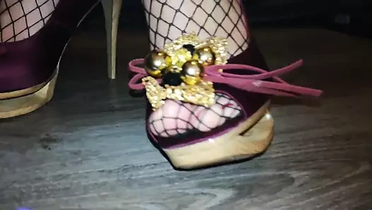 Bayan seksi topuklu oyuncak ezmek.