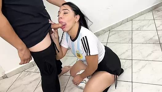 Güzel karımla futbol oynuyorum – güzel evli kadın oynamayı öğrenmek istiyor