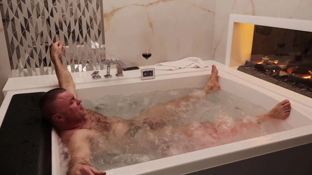 Kıllı kaslı adam: lüks jakuzili striptiz ve ham mastürbasyon - 4k vücut geliştirmeci solo