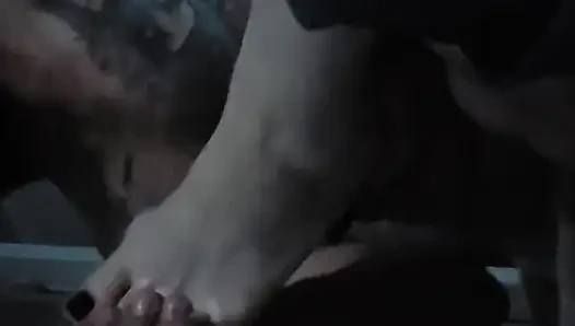 Ayak parmaklarını emiyor
