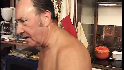 Olgun orta yaşlı seksi kadın üçlü grup sekste yaşlı adamın yüzüne çılgınca fışkırtıyor