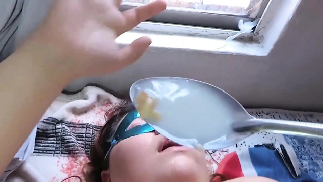 Önce karımın götünden sütle kurabiye yiyorum ve sonra taşaklarımı götüne sokuyorum