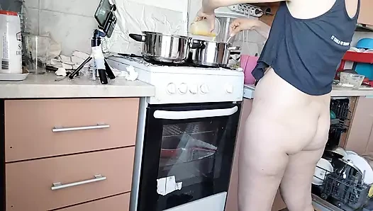 Sexy mom having breakfast in the bedroom, hairy, big, big ass. Sexy amateur wife fingers her until orgasm.