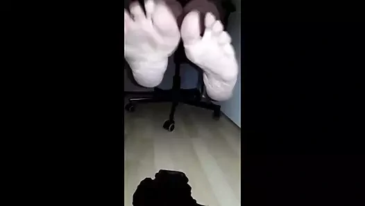 Anne kokmuş çıplak ayak sonra yıpranmış külotlu çorap