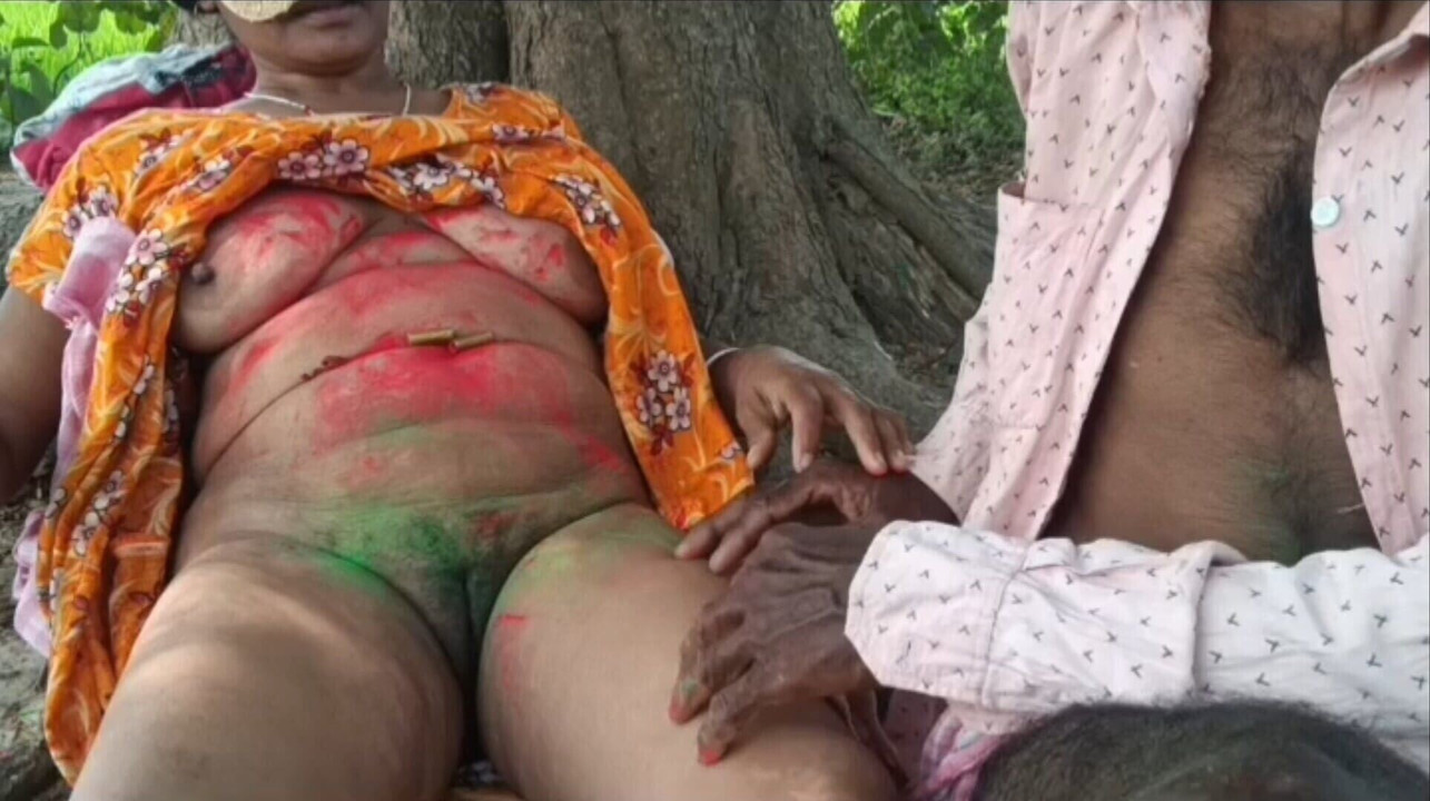 Happy Holi açık havada gidip nomita boudi'yi siktim
