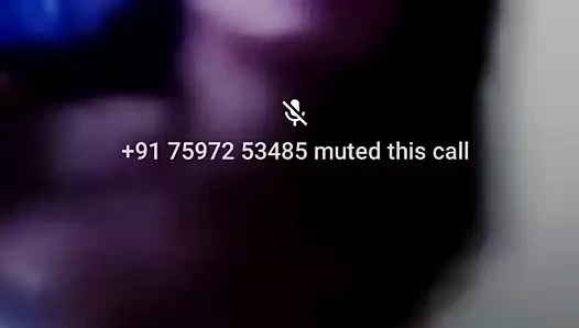 Video görüşmesi sırasında göğüslerini gösteren kız