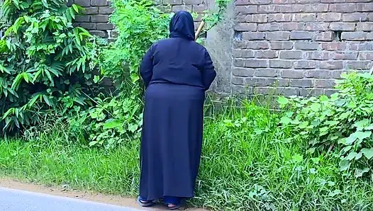 Arap ateşli üvey anne otel yatağında yoldan geldikten sonra azıyor ve büyük götünü görüyorum ve elle muameleye başlıyorum