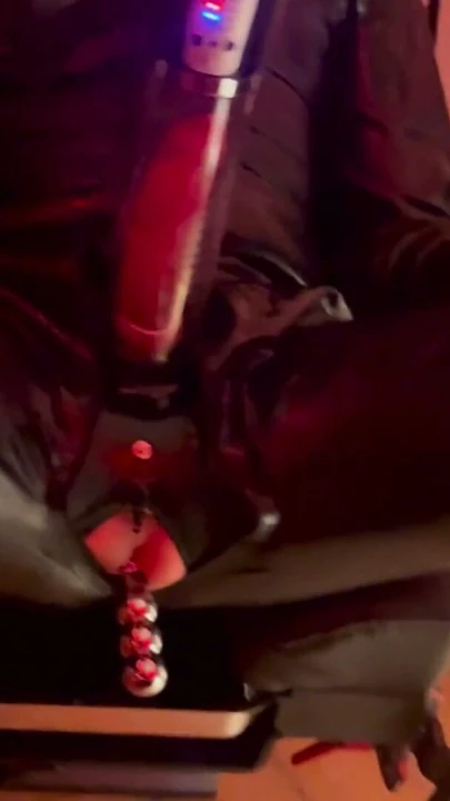 Barones Noir kölesini çelik dildo ile cezalandırıyor | Klip 1