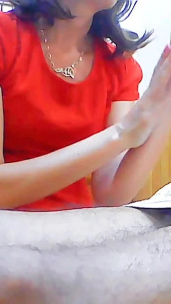 Незабываемый момент из "Курящая шлюшка-жена с большим черным членом в руках"