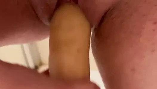 Kız olduğunu Mastürbasyon ile büyük yapay penis içinde duş