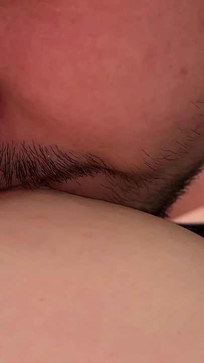 Захватывающий момент из "Кормление грудью для моего взрослого бородатый мужчина"