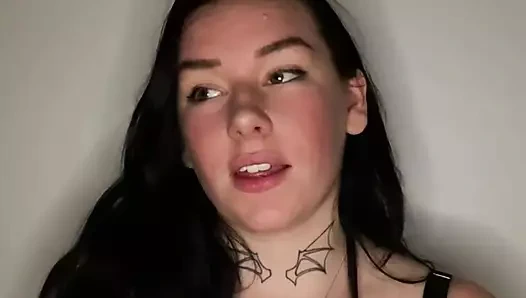 İngiliz genç kız edepsizce konuşarak seni domine ediyor