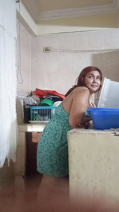 Hizmetçi patron tarafından bulaşıkları yıkadığında sikiliyor, karısı neredeyse onları keşfediyor