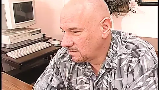 Üç adam çifte penetrasyondan sonra seksi yarak emiyor