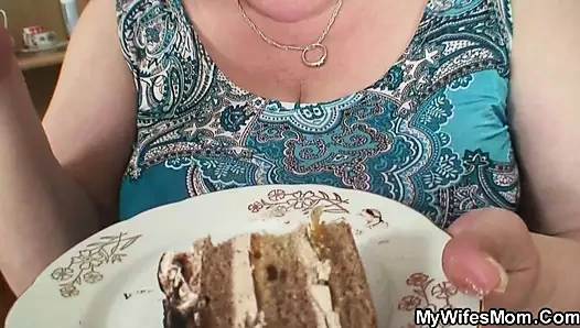 Karısı geldiğinde şişman sarışın annesini domaltarak sikiyor