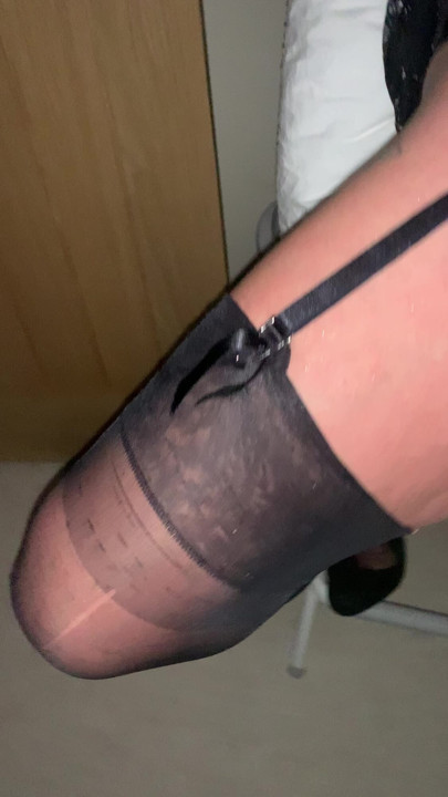EVLI KADıN NAYLON ÇORAPLı TABUREYE BAĞLıYKEN ÇEŞME GIBI FıŞKıRTıYOR